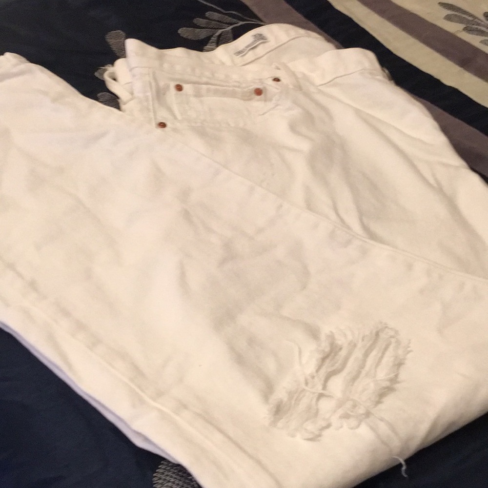 White boyfriend jeans