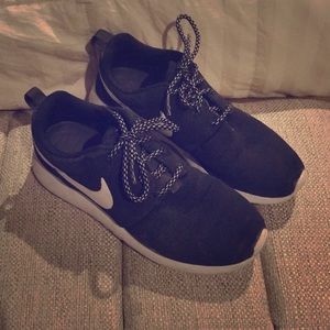 Size 7 Black Nike Roshe Sneakers