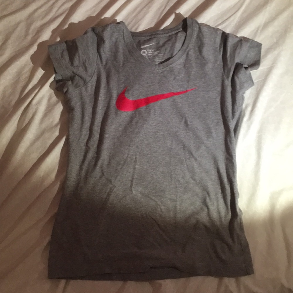 Nike gray and red t-shirt 💸
