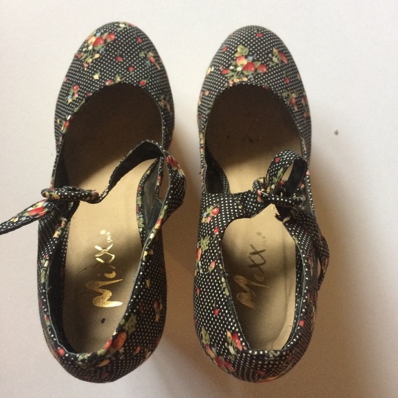 GIFTED ⛔️ polka dot and floral wedges - Picture 2 of 3