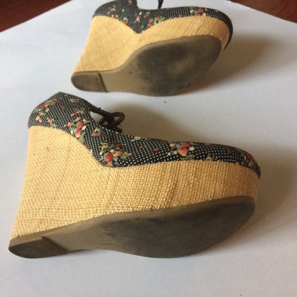 GIFTED ⛔️ polka dot and floral wedges - Picture 3 of 3