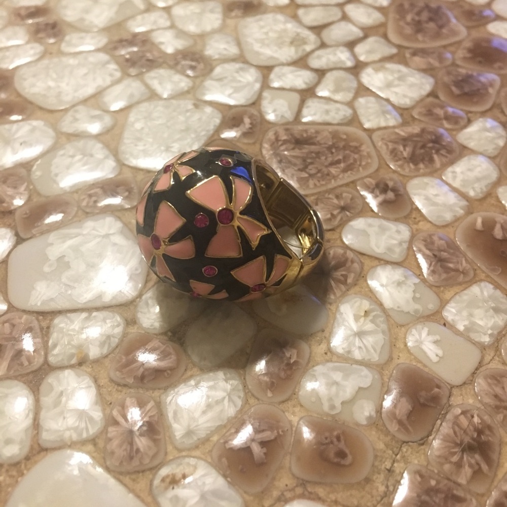 Betsey Johnson stretch one size Bubble Bow ring!!