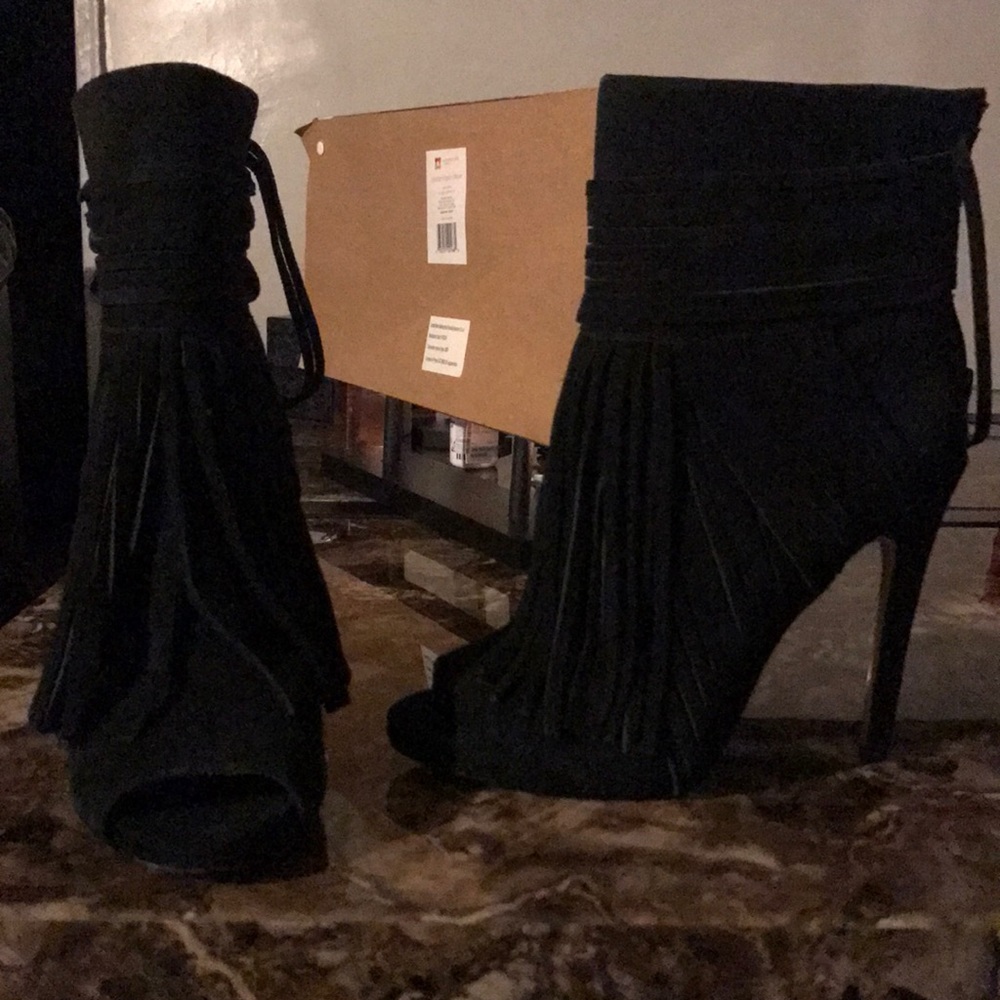 Vary black Swede fringe booties ✌🏾⬇️