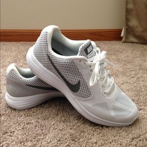 Women's White Nike Tennis Shoe Size 8