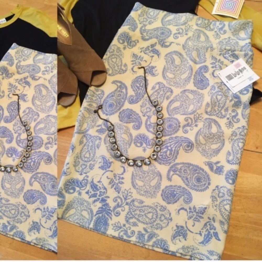 EUC LuLaRoe Cassie shirt- small- white w/blue