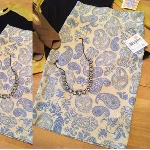 EUC LuLaRoe Cassie shirt- small- white w/blue