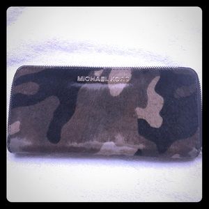 Michael Kors pint hair camo wallet