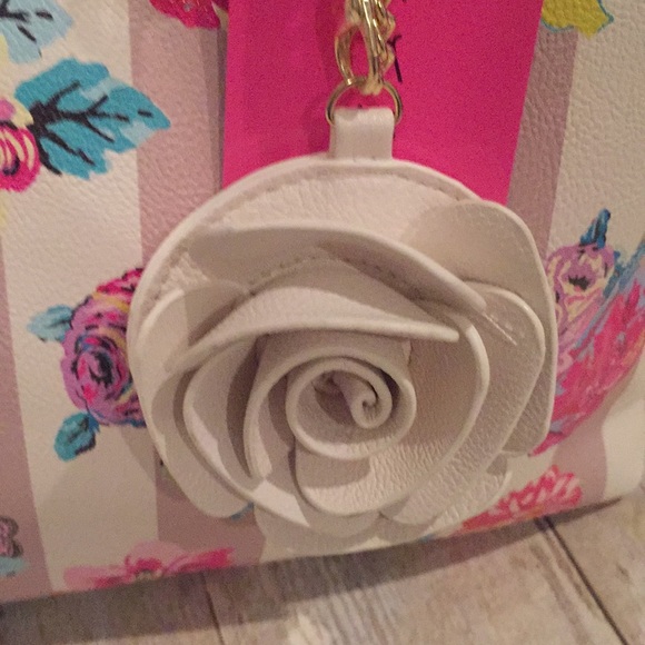 BETSEY JOHNSON NWT handbag with gold accent - Picture 3 of 7