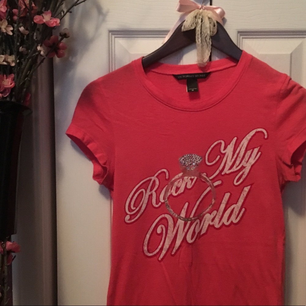 Victoria's Secret: coral/pink t-shirt
