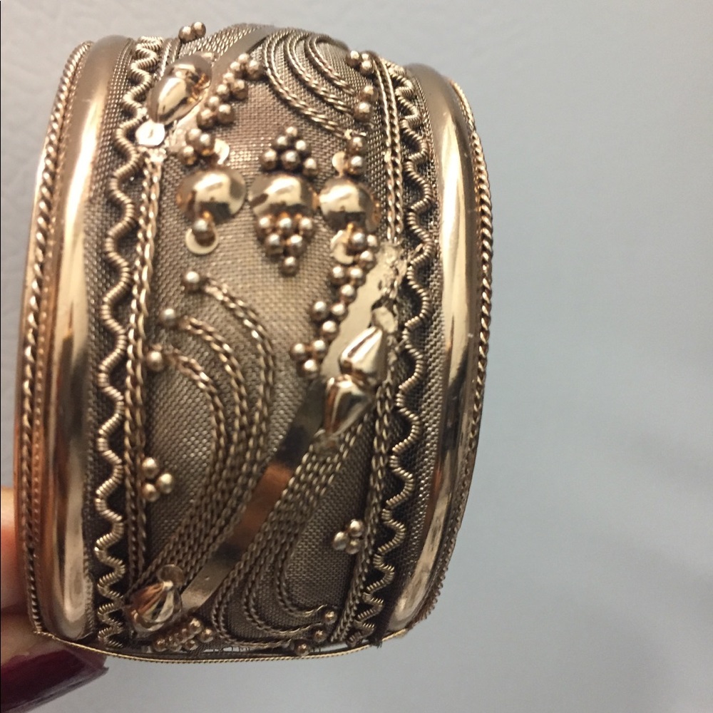 ✨✨Gorgeous gold cuff bracelet! ✨✨