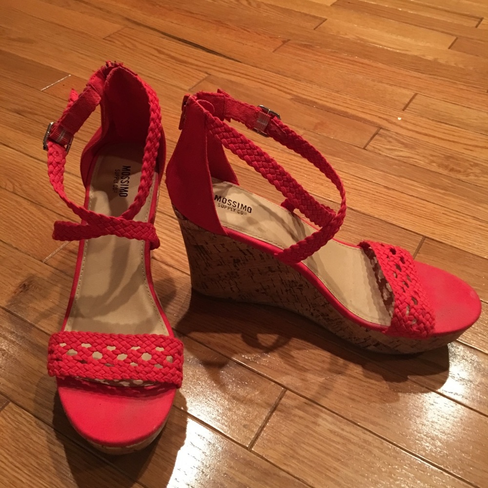 Pink/red strappy wedge