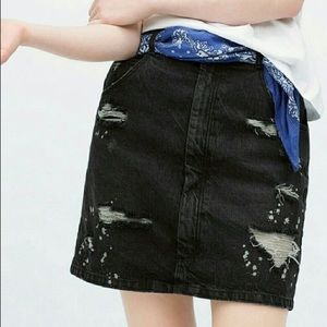 {MOVING SALE}ZARA {distressed denim skirt}