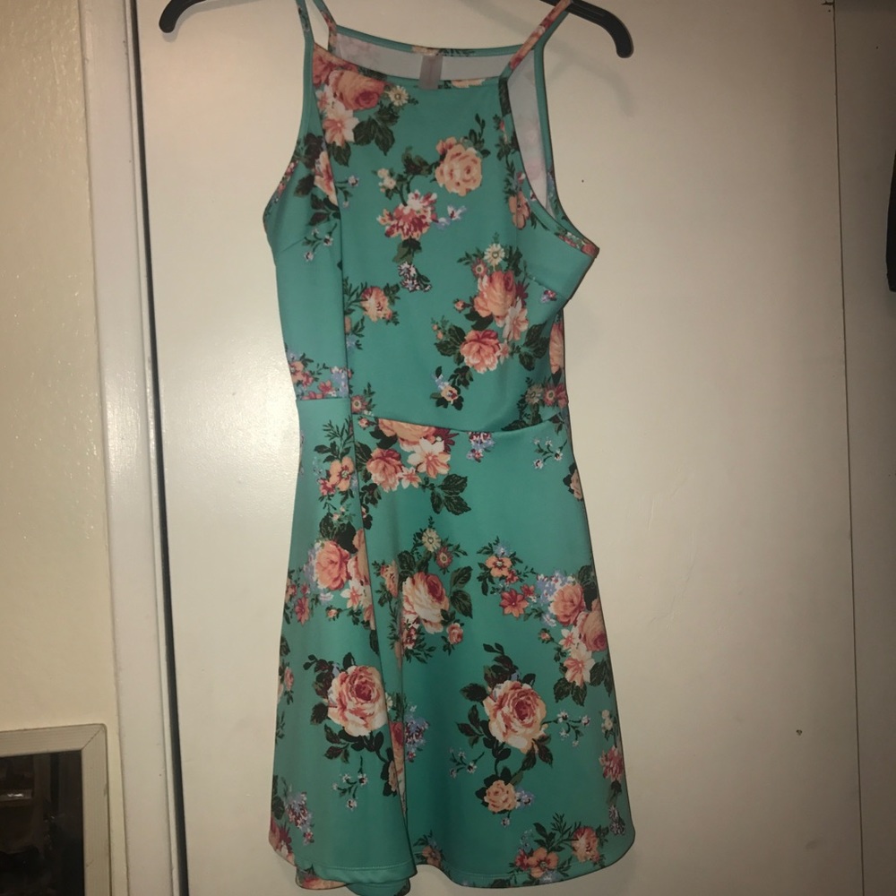 JUNIORS BRAND NEW FLORAL DRESS