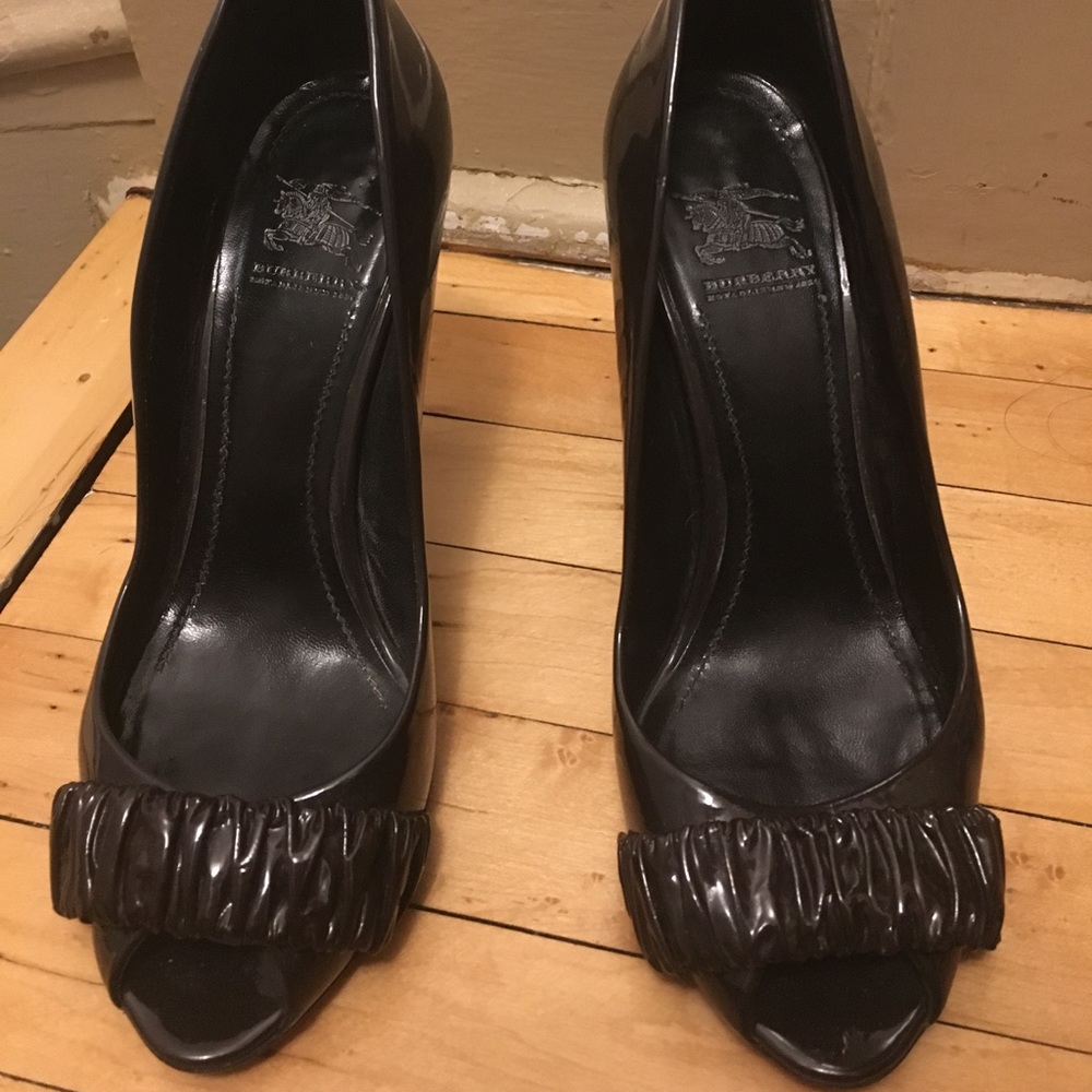 LAST CHANCE Burberry patent leather peep-toes