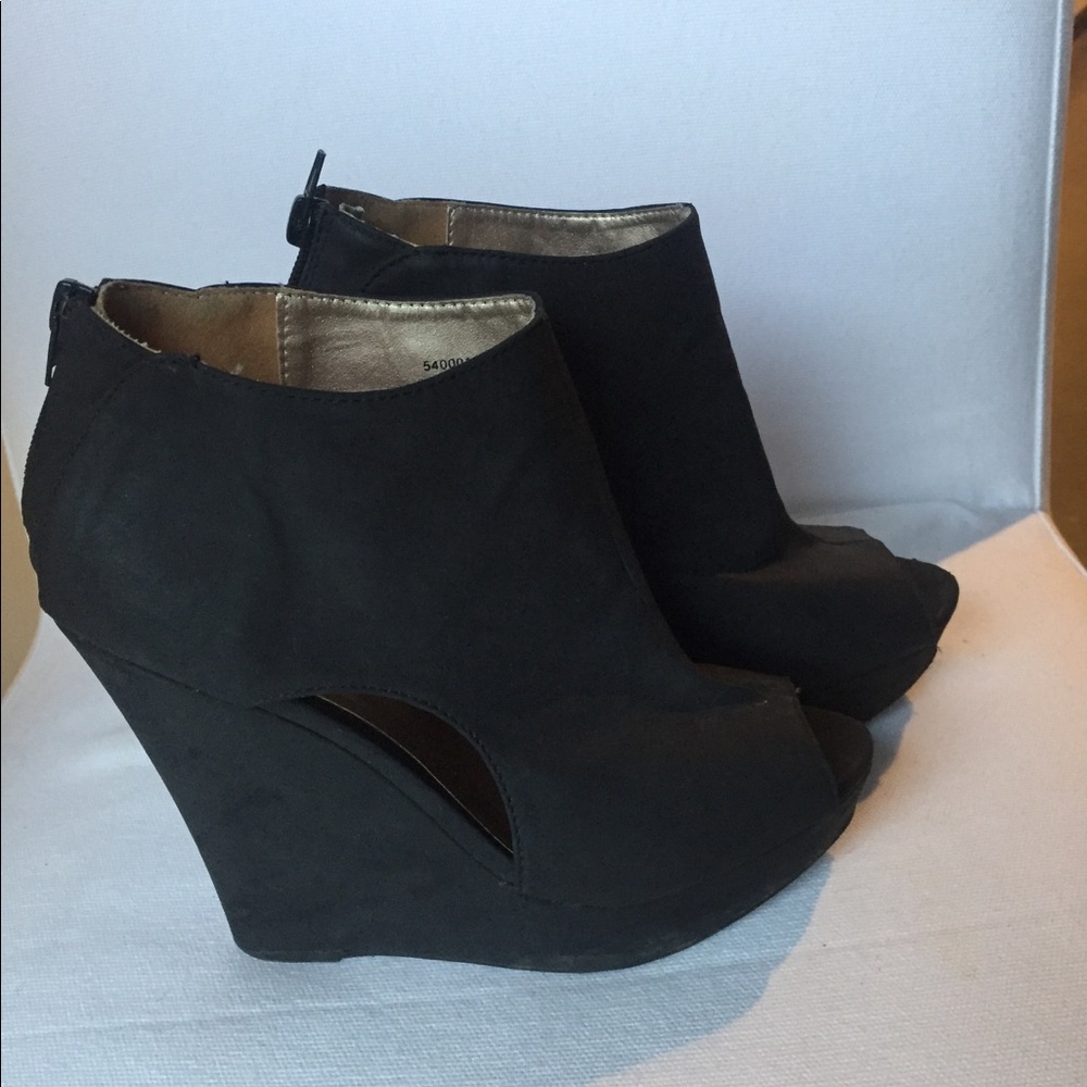 Open toe black wedged booties