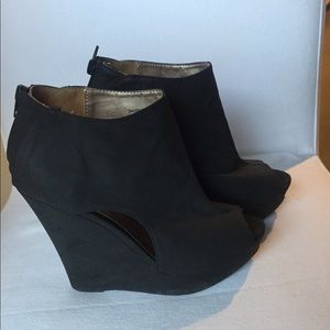 Open toe black wedged booties