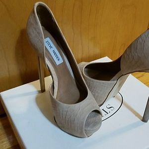 Beautiful nude snake skin sandals...