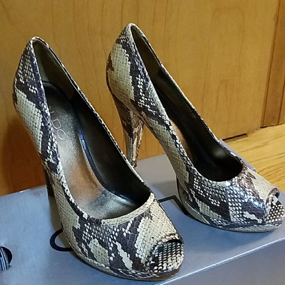 Peep toe sandals