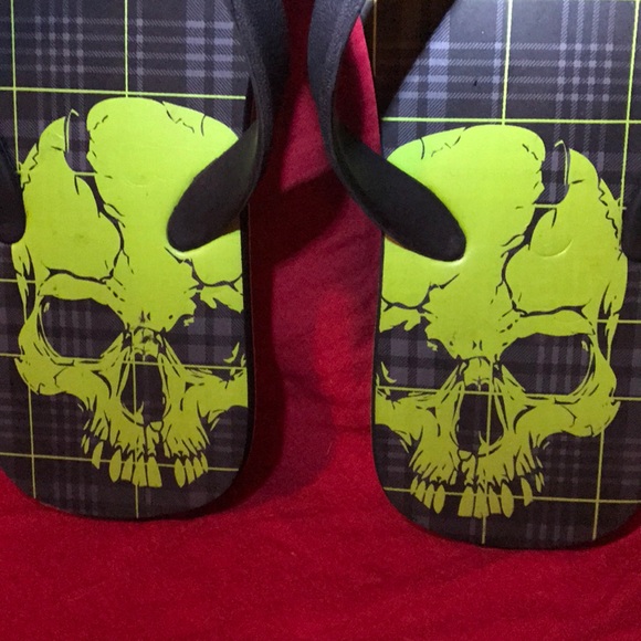 Mens Plaid Skull Flip Flops - Picture 3 of 7