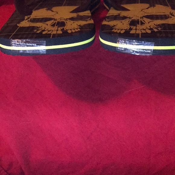 Mens Plaid Skull Flip Flops - Picture 4 of 7