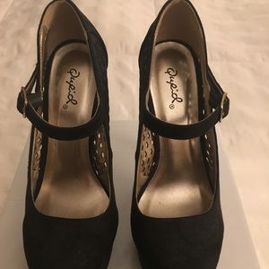 Black high heels 👠