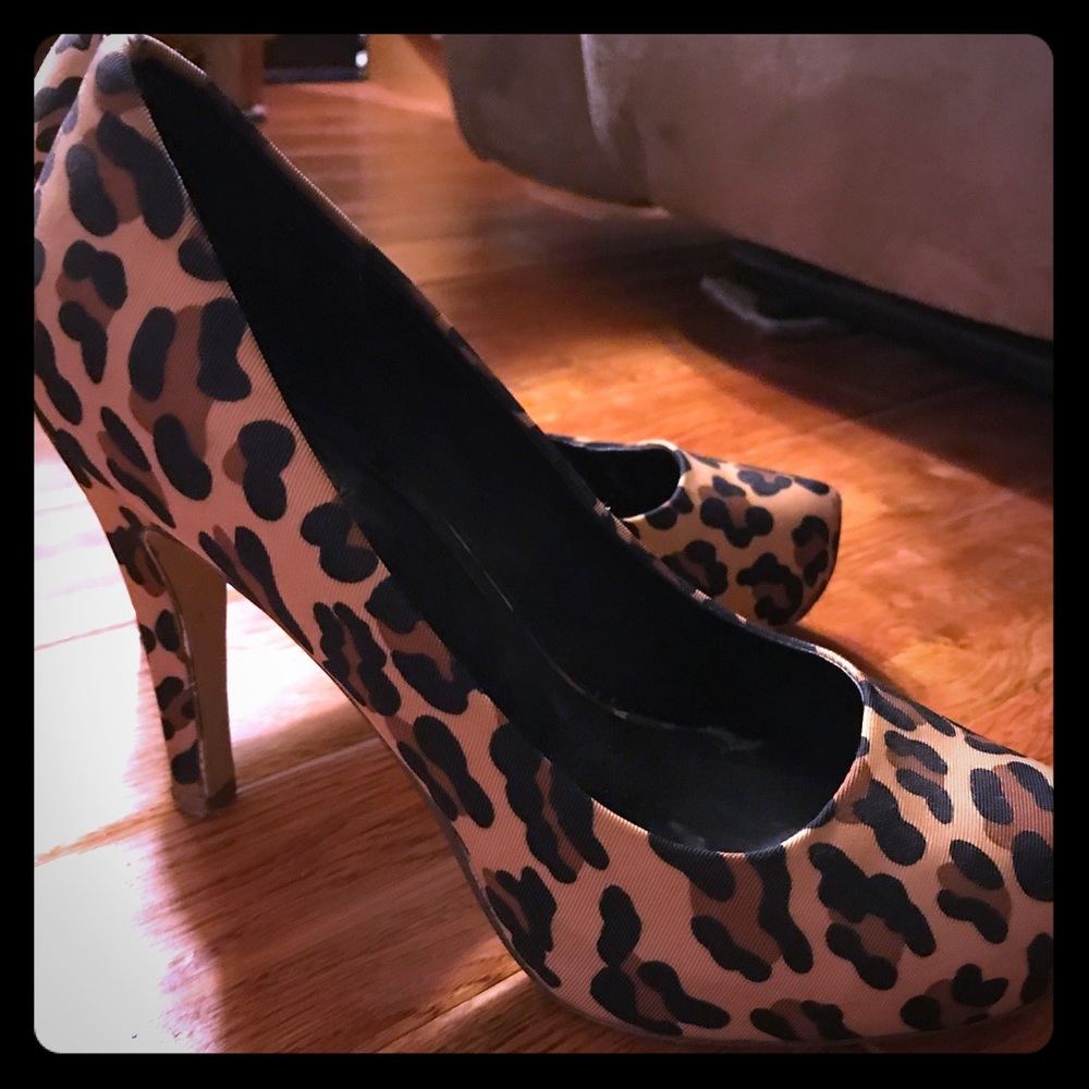 Cheetah/Leopard print heels.