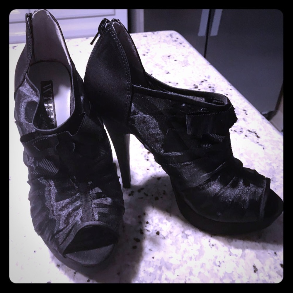 Vera Wang formal bootie in satin & chiffon 7.5