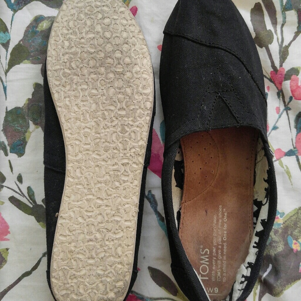 Black Toms size 9