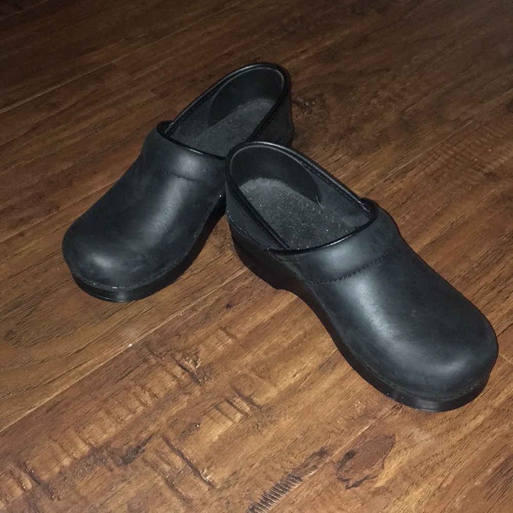 Black dansko clogs