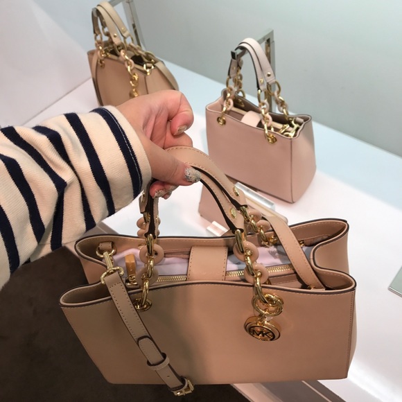 ๐Host pick๐Micheal Kors Cynthia medium satchel - Picture 5 of 7