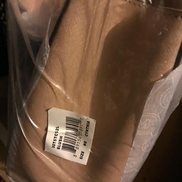 ๐Host pick๐Micheal Kors Cynthia medium satchel - Picture 7 of 7