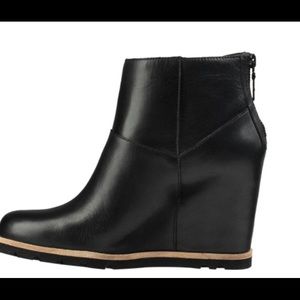 NEW Uggs black wedge boots