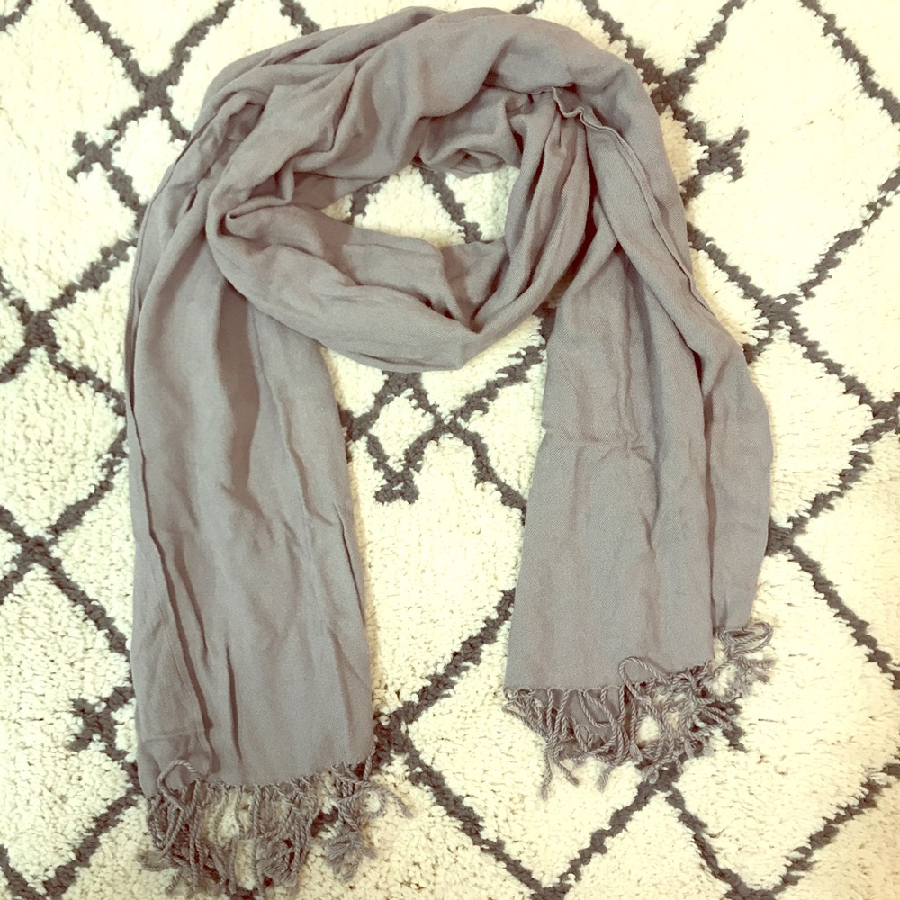 Grey scarf with fringe