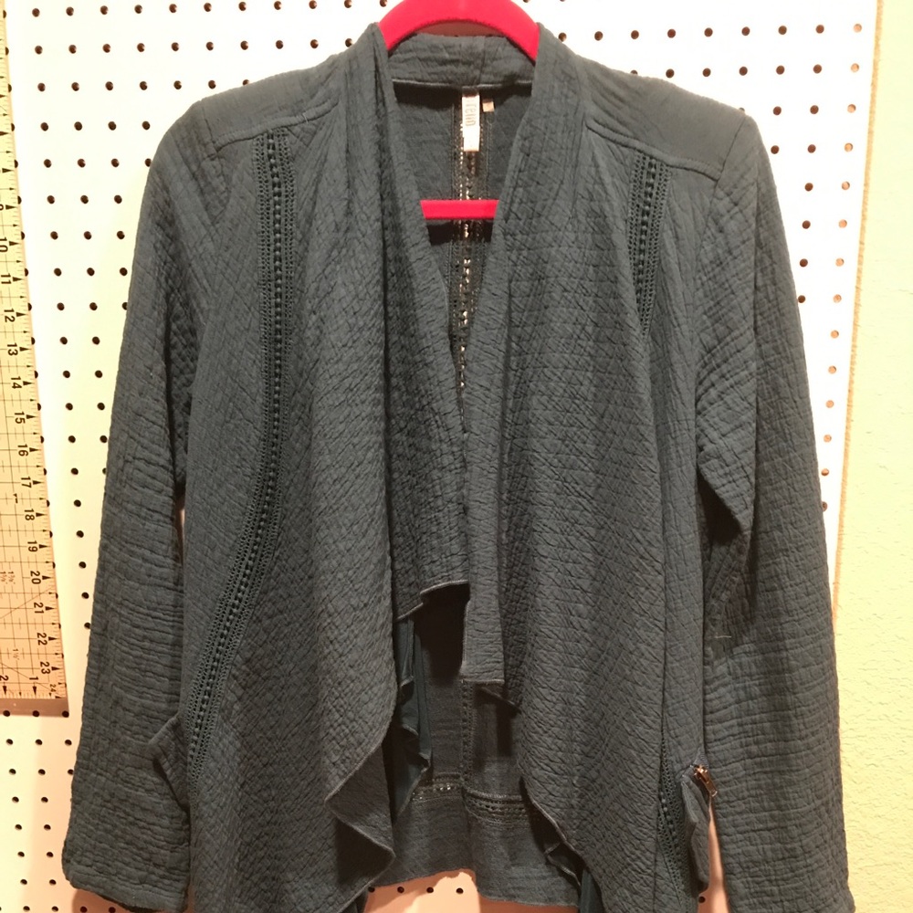 Adorable long sleeve blue top! Unique!