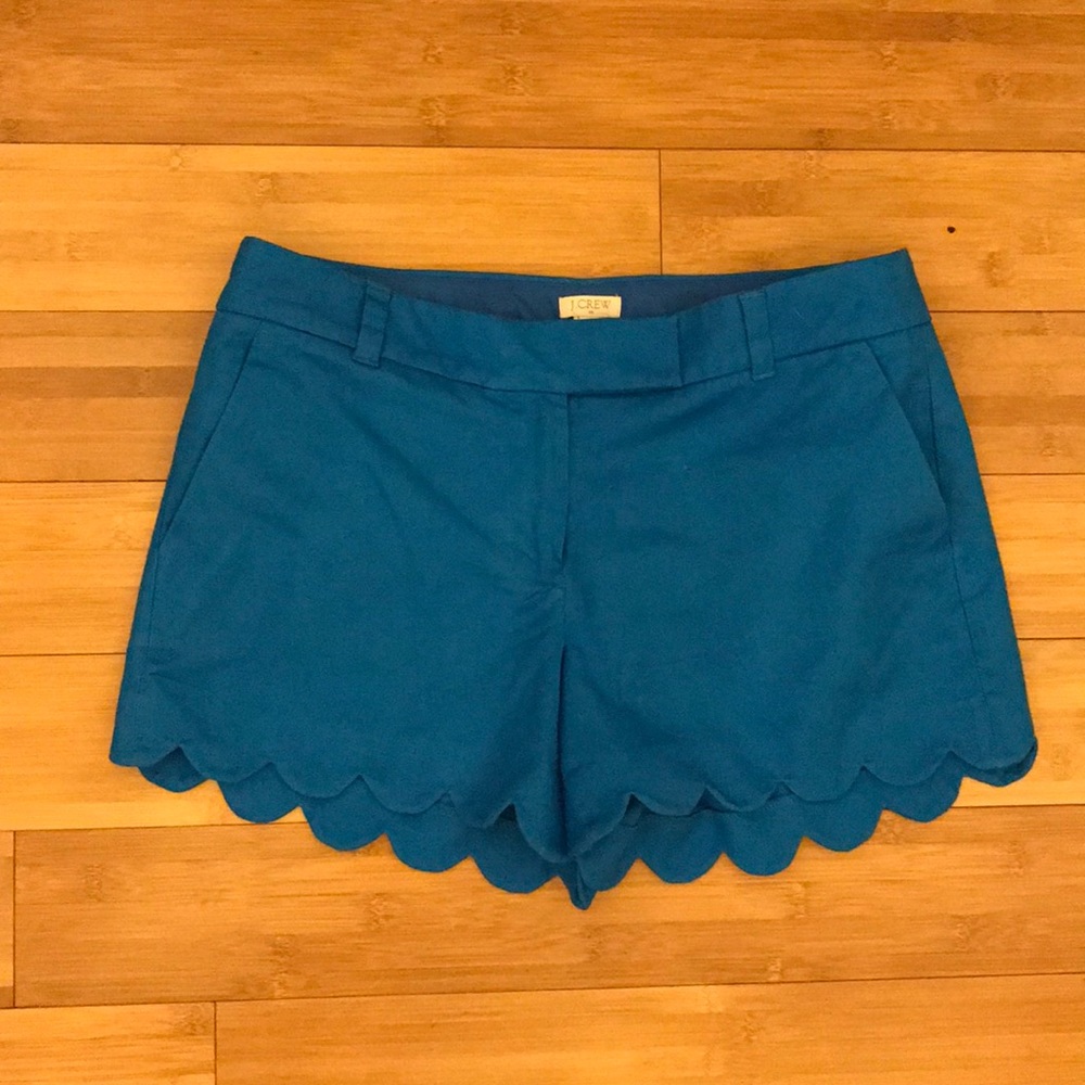 4" scallop-hem short