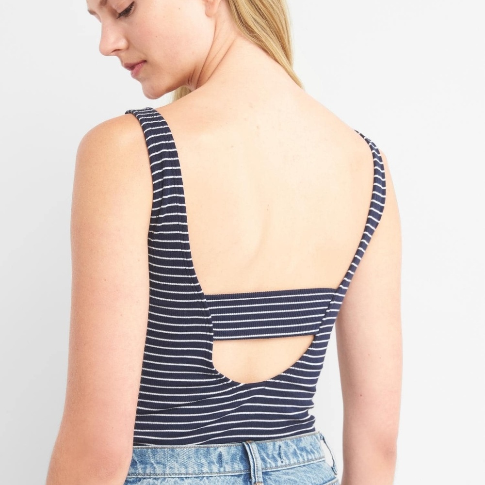 ✨Gap White Sleeveless Scoop Neck Bodysuit in M✨