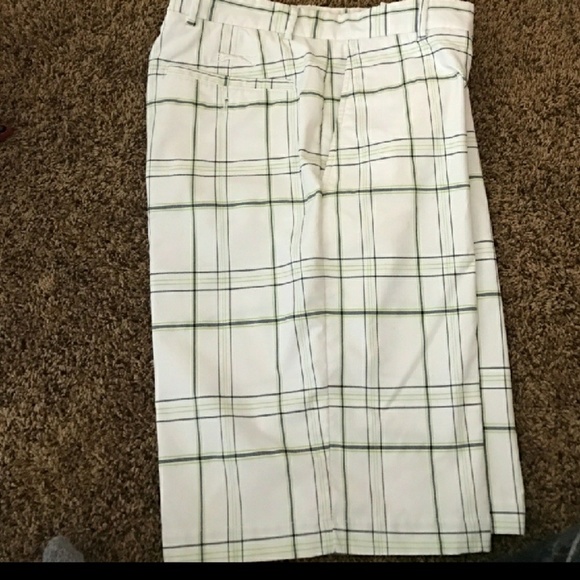 Mens golf shorts - Picture 2 of 4
