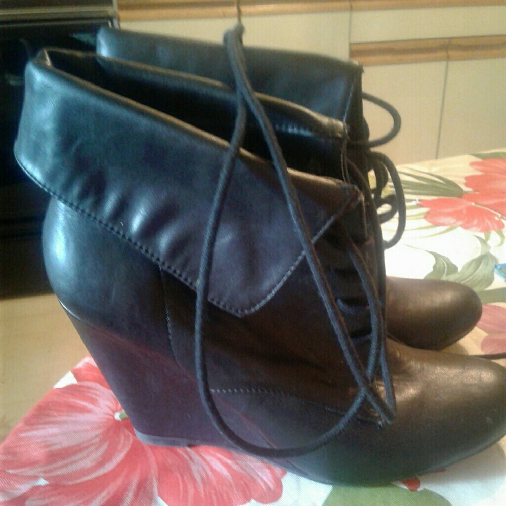 SOLD SOLD🚫🚫Nine west wedge size 8 1/2 black