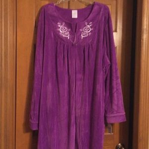 Robe full length never worn full zipper