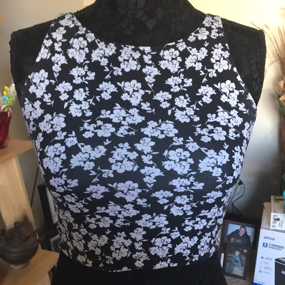 FOREVER 21 BLACK & WHITE FLORAL CROP TOP TANK TOP