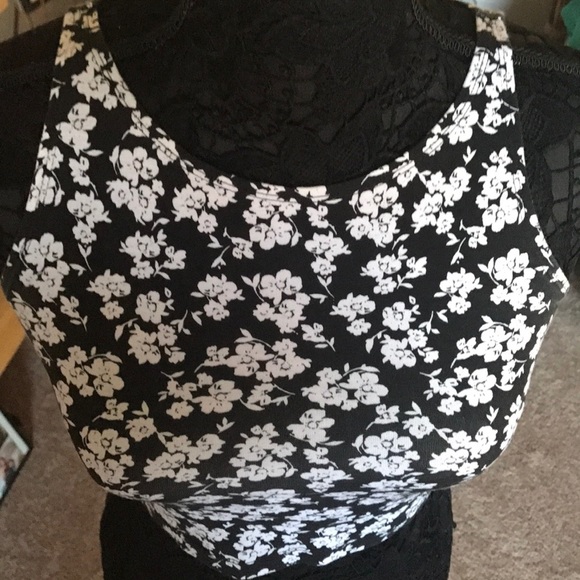FOREVER 21 BLACK & WHITE FLORAL CROP TOP TANK TOP - Picture 3 of 6