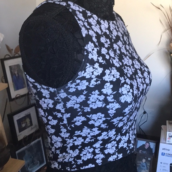 FOREVER 21 BLACK & WHITE FLORAL CROP TOP TANK TOP - Picture 4 of 6