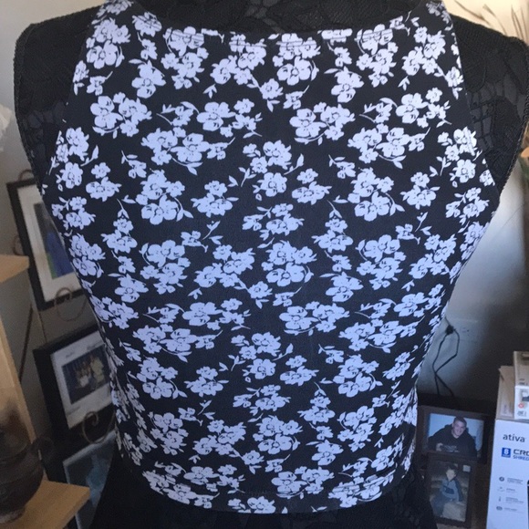 FOREVER 21 BLACK & WHITE FLORAL CROP TOP TANK TOP - Picture 6 of 6