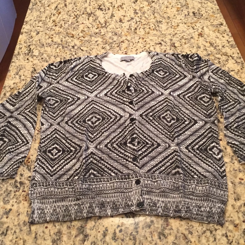 Sweater cardigan with 3/4 sleeves.