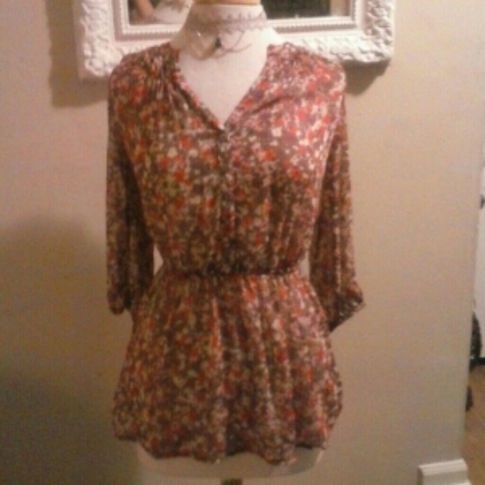 Pretty floral top with shifting details
