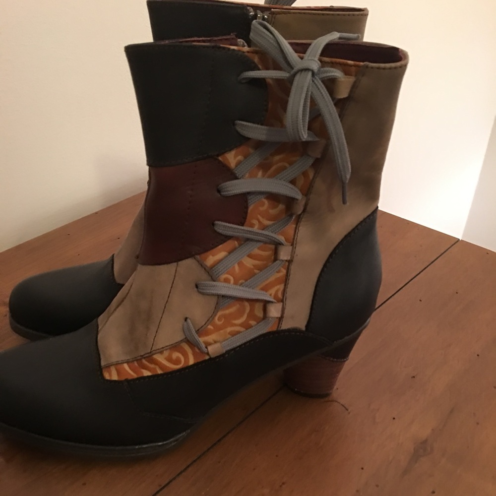 Boots - Picture 3 of 3