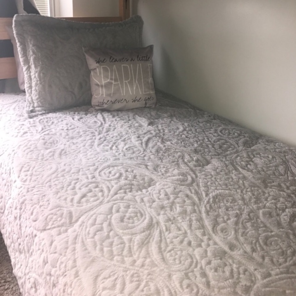 Overstock Twin Quilt and Sham