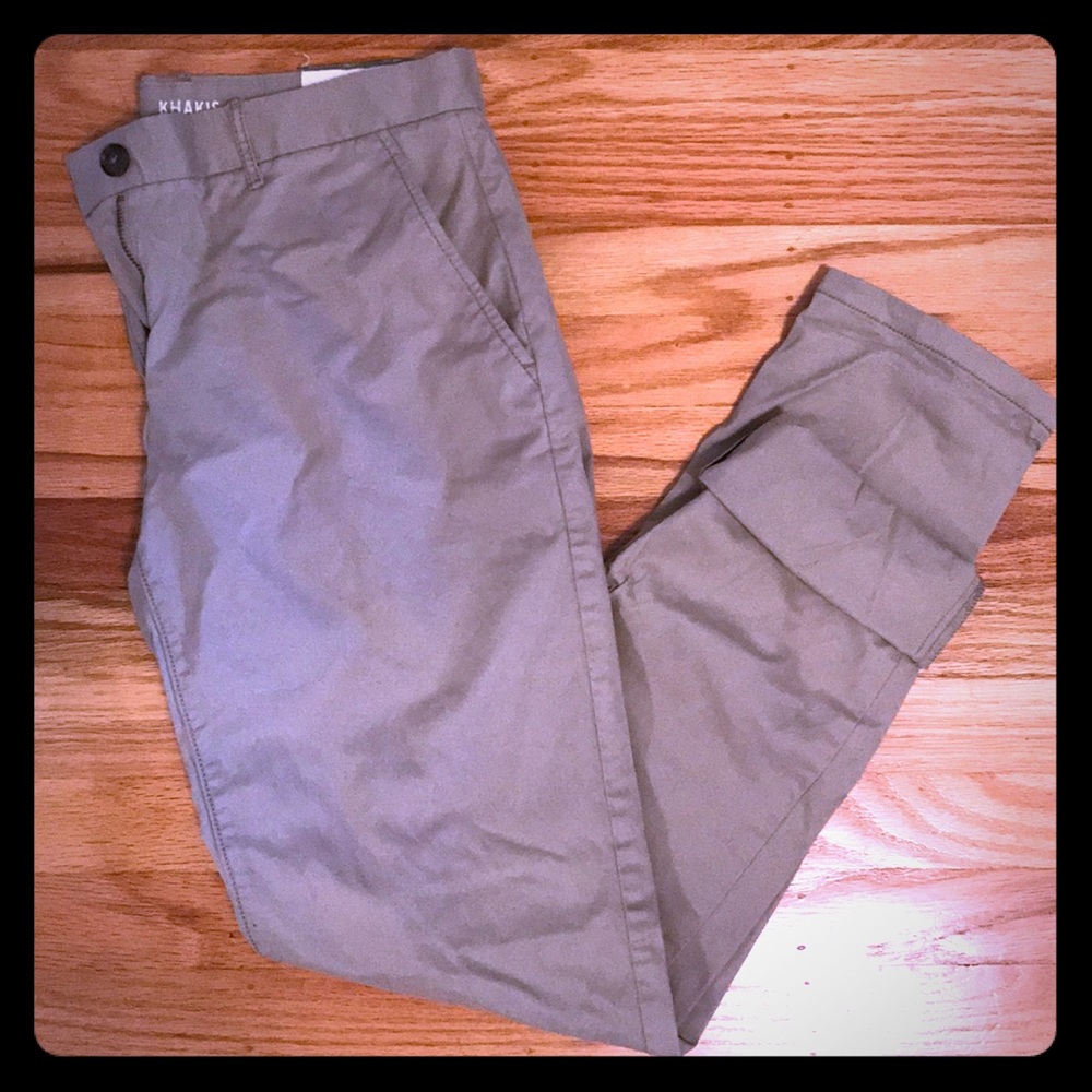 NEW. Gap Broken-In Straight Khakis. Size 02.
