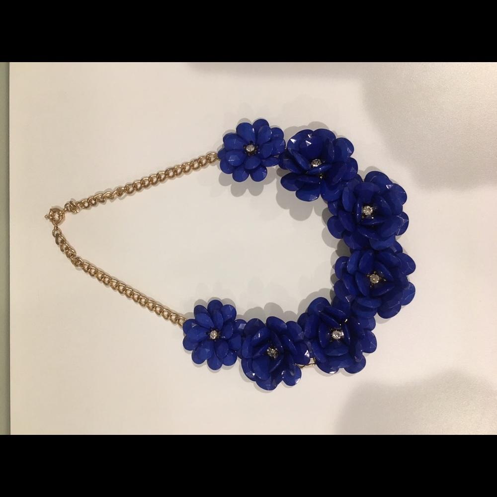 Brand new blue flower necklace