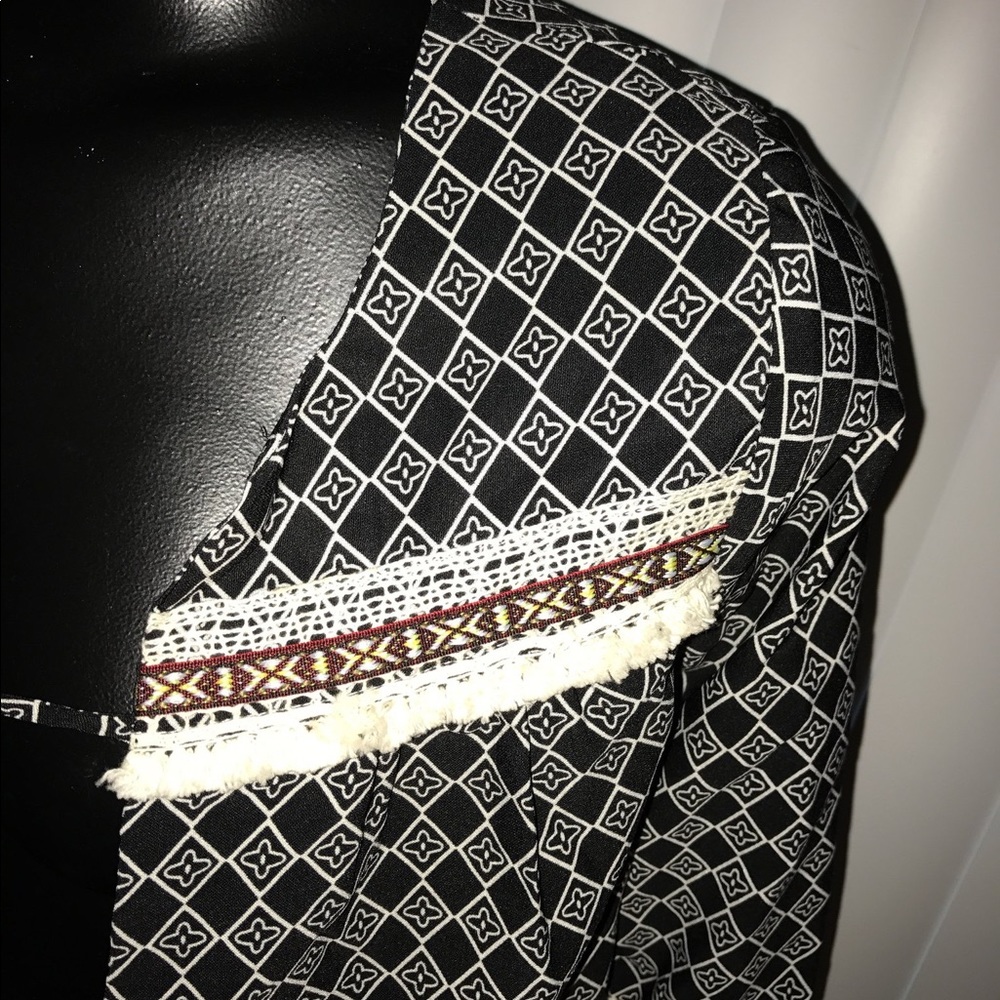 XHILARATION MODERN PRINTED TOP WITH TASSEL TIE - Picture 4 of 4